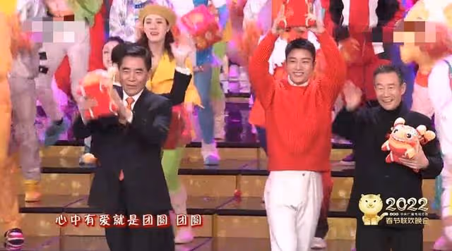 老藝術家齊聚春晚!郭冬臨頭亮,劉歡疑染髮,張也27年戴同款耳環