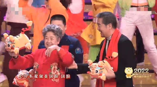 老藝術家齊聚春晚!郭冬臨頭亮,劉歡疑染髮,張也27年戴同款耳環