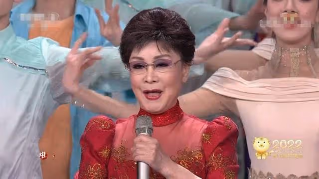 老藝術家齊聚春晚!郭冬臨頭亮,劉歡疑染髮,張也27年戴同款耳環