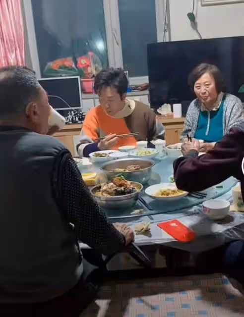 明星年夜飯吃什麼?肖戰親自下廚,李玉剛用盆裝菜,馮鞏海鮮拼盤