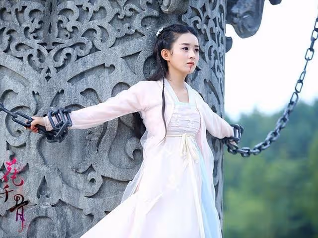 從「五音不全」到春晚壓軸獻唱,歌手趙麗穎比演員趙麗穎更勵志