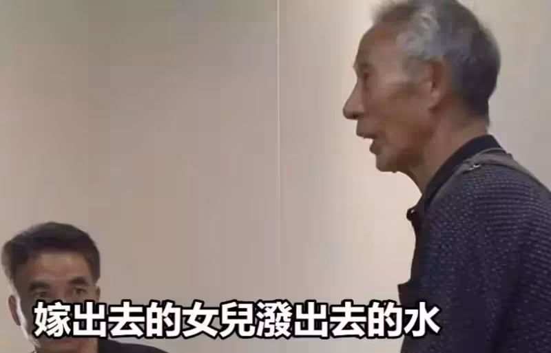 400萬拆遷款全給兒子,母親患病讓2個女兒拿錢,女兒:我沒有能力
