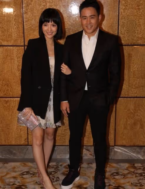 臨盆在即！TVB童顏女星懷胎九月出席好友婚禮，老公全程悉心照料
