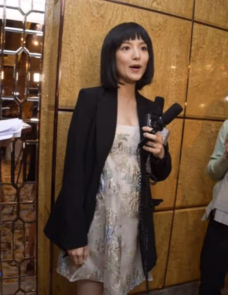臨盆在即！TVB童顏女星懷胎九月出席好友婚禮，老公全程悉心照料