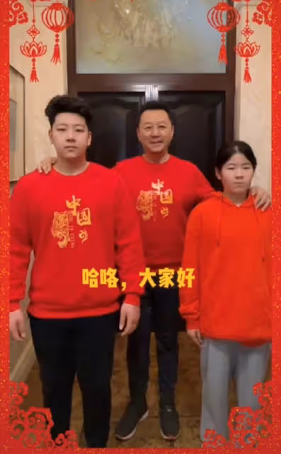 郭濤攜兒女豪宅內慶新年!石頭高大壯實超過爸,一家三口如複製