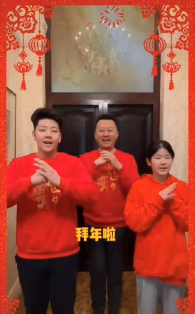 郭濤攜兒女豪宅內慶新年!石頭高大壯實超過爸,一家三口如複製