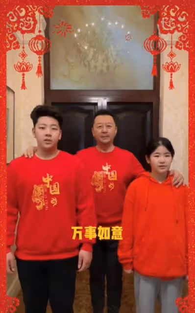 郭濤攜兒女豪宅內慶新年!石頭高大壯實超過爸,一家三口如複製