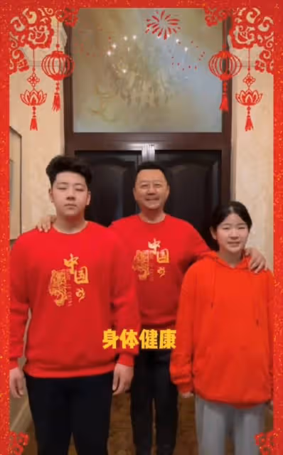 郭濤攜兒女豪宅內慶新年!石頭高大壯實超過爸,一家三口如複製