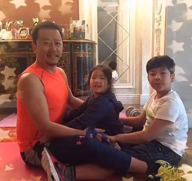 郭濤攜兒女豪宅內慶新年!石頭高大壯實超過爸,一家三口如複製