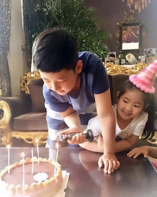 郭濤攜兒女豪宅內慶新年!石頭高大壯實超過爸,一家三口如複製