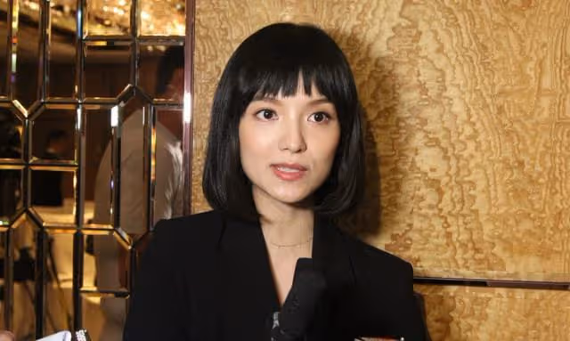 臨盆在即！TVB童顏女星懷胎九月出席好友婚禮，老公全程悉心照料