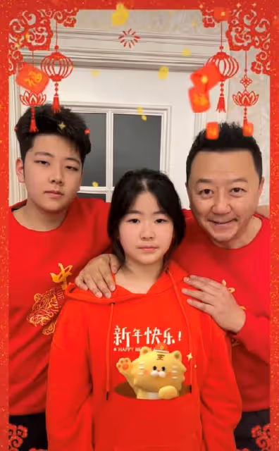 郭濤攜兒女豪宅內慶新年!石頭高大壯實超過爸,一家三口如複製