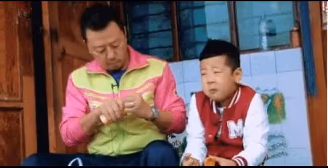 郭濤攜兒女豪宅內慶新年!石頭高大壯實超過爸,一家三口如複製