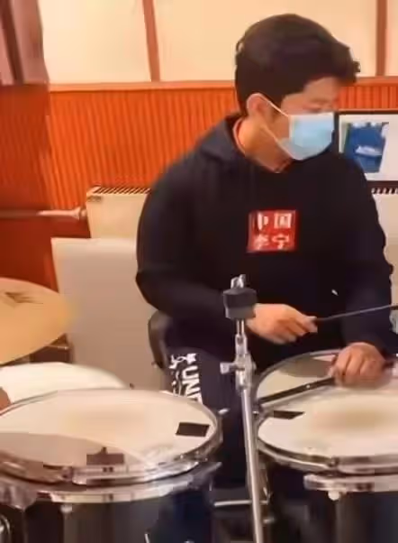 郭濤攜兒女豪宅內慶新年!石頭高大壯實超過爸,一家三口如複製