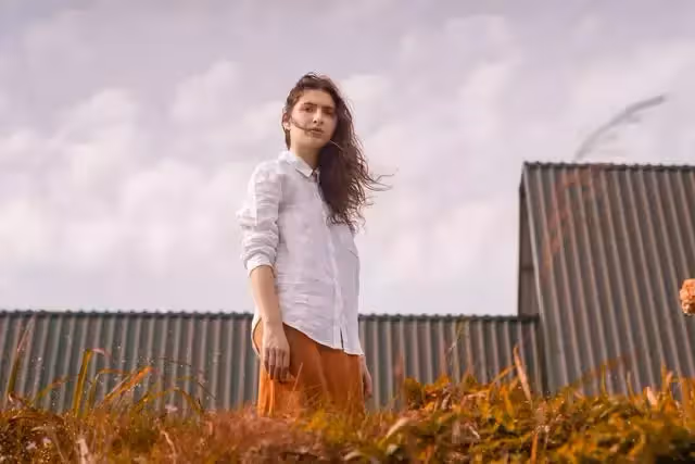 首次回婆家,聽鄰居對婆婆的評價,女孩轉身就走:和我看到的一樣