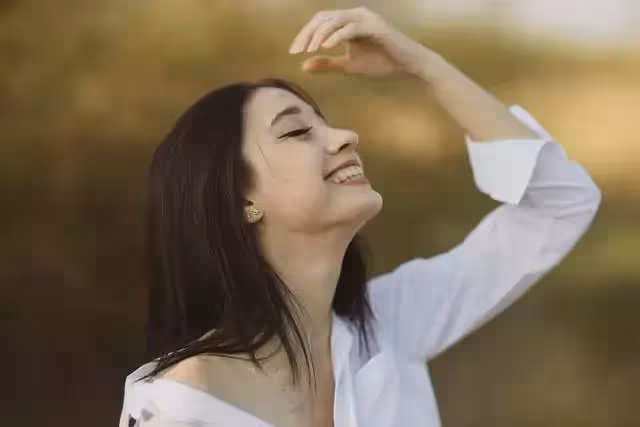 首次回婆家,聽鄰居對婆婆的評價,女孩轉身就走:和我看到的一樣