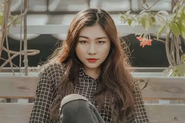 首次回婆家，聽鄰居對婆婆的評價，女孩轉身就走：和我看到的一樣