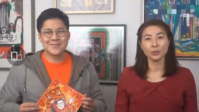 霍啟剛郭晶晶公開拜年!兩處細節盡顯寵妻,女方穿紅裙可愛又喜慶