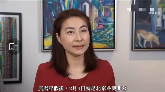 霍啟剛郭晶晶公開拜年!兩處細節盡顯寵妻,女方穿紅裙可愛又喜慶