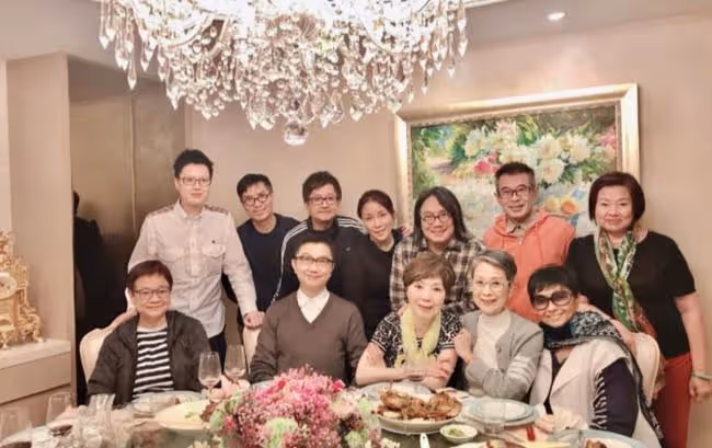 昔日影壇七公主！74歲寶珠姐罕見亮相大惹關注，一頭銀髮精神爽利