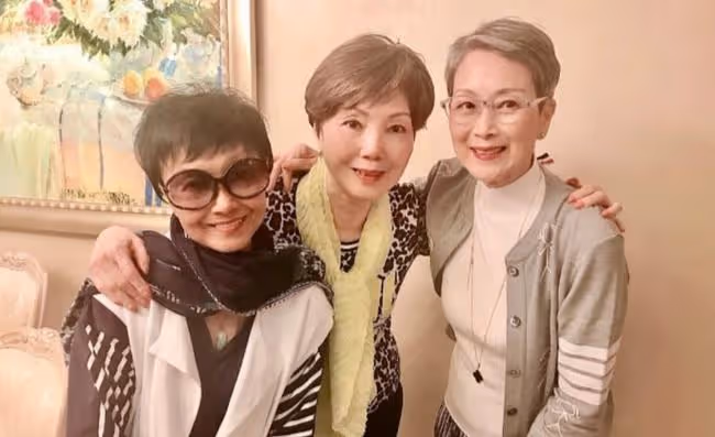 昔日影壇七公主！74歲寶珠姐罕見亮相大惹關注，一頭銀髮精神爽利