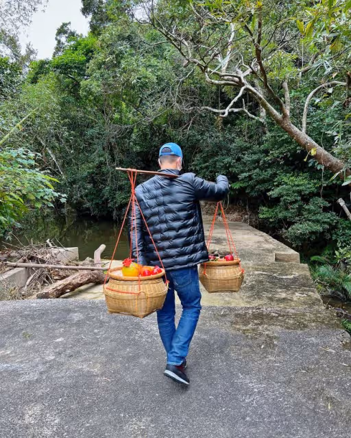 胡杏兒一家回農村過年,不嫌棄簡陋環境,老公包攬農活長子挑扁擔