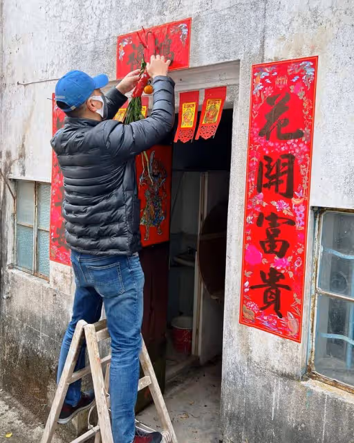 胡杏兒一家回農村過年,不嫌棄簡陋環境,老公包攬農活長子挑扁擔