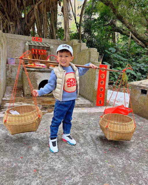 胡杏兒一家回農村過年,不嫌棄簡陋環境,老公包攬農活長子挑扁擔