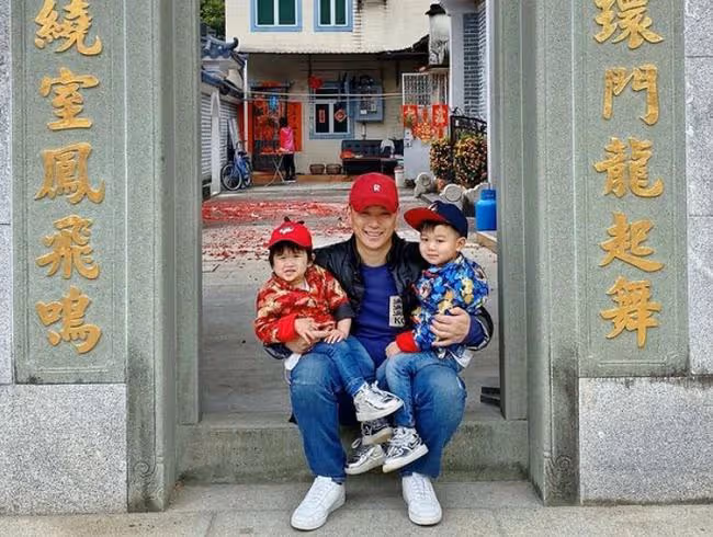 胡杏兒一家回農村過年,不嫌棄簡陋環境,老公包攬農活長子挑扁擔
