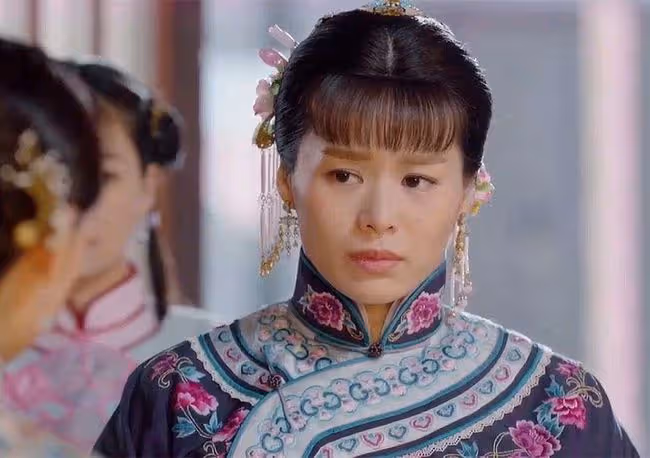 胡杏兒一家回農村過年,不嫌棄簡陋環境,老公包攬農活長子挑扁擔