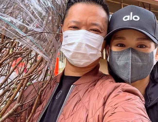 胡杏兒一家回農村過年,不嫌棄簡陋環境,老公包攬農活長子挑扁擔