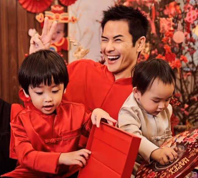 鄭嘉穎一家豪宅慶新年,父子三人穿唐裝很帥氣,小22歲嬌妻秀身材