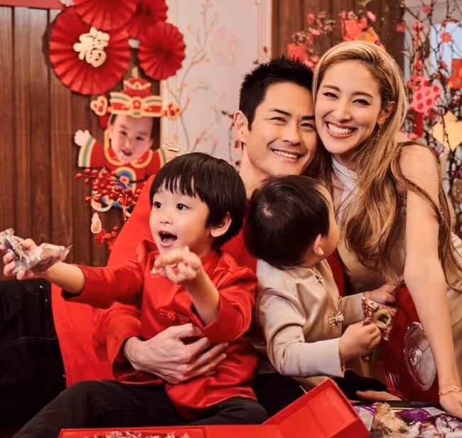 鄭嘉穎一家豪宅慶新年,父子三人穿唐裝很帥氣,小22歲嬌妻秀身材