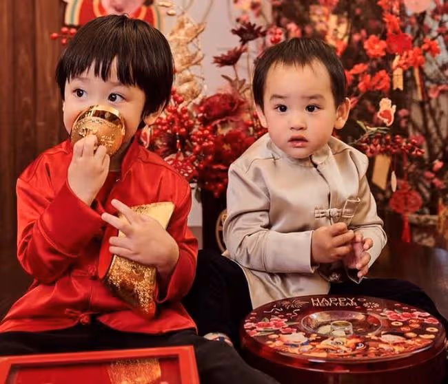 鄭嘉穎一家豪宅慶新年,父子三人穿唐裝很帥氣,小22歲嬌妻秀身材