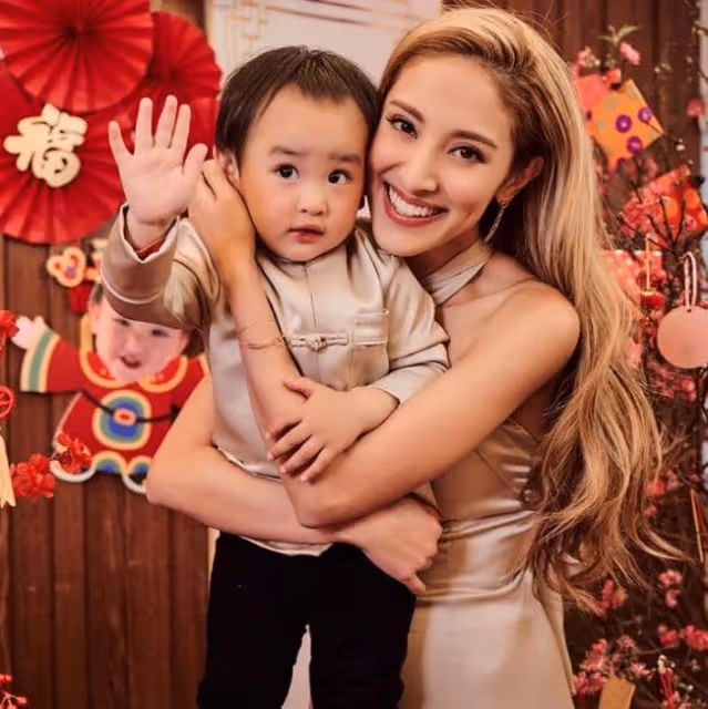 鄭嘉穎一家豪宅慶新年,父子三人穿唐裝很帥氣,小22歲嬌妻秀身材