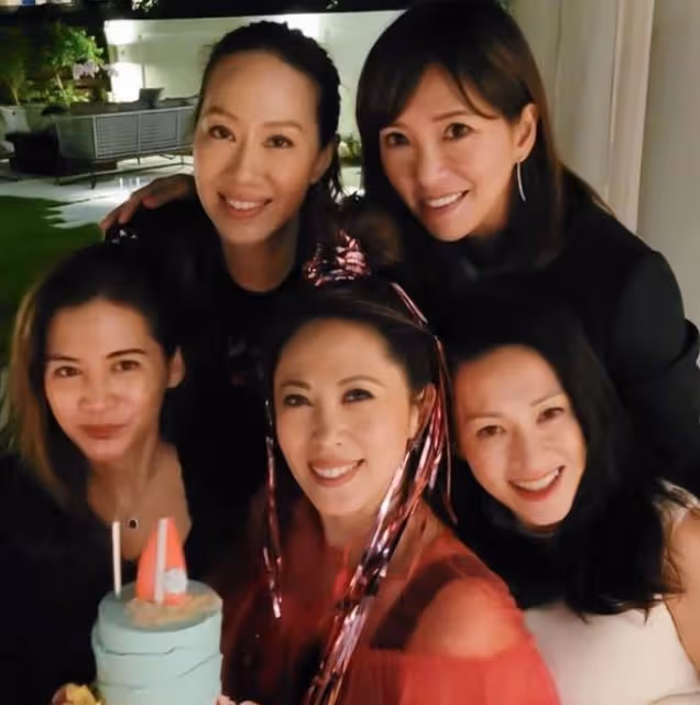 知名歌手抗癌成功迎首個新年,精神奕奕狀態好,一家五口其樂融融