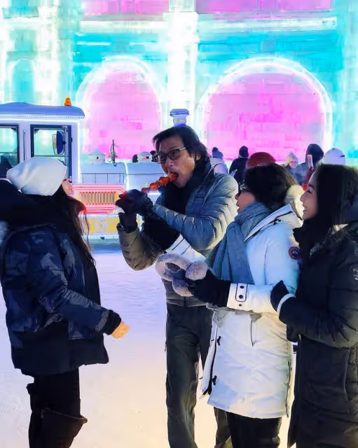 梁家輝一家內地過新年,年初一迎64歲生日,街上吃冰糖葫蘆接地氣