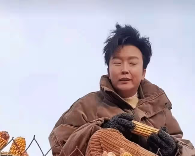 李玉剛回老家過年,頭髮凌亂打扮接地氣,電線桿下放煙花被批危險