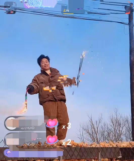 李玉剛回老家過年,頭髮凌亂打扮接地氣,電線桿下放煙花被批危險