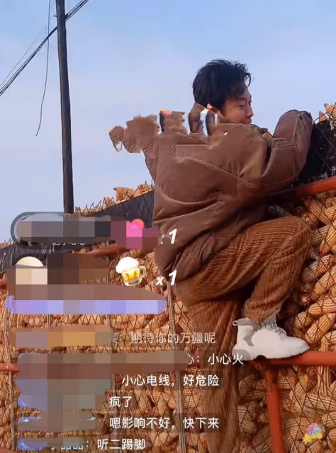 李玉剛回老家過年,頭髮凌亂打扮接地氣,電線桿下放煙花被批危險