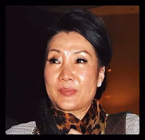 70歲洪金寶近照曝光,抱倆孫子合影白髮蒼蒼,全家福不見高麗虹