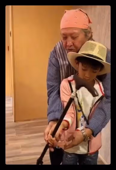 70歲洪金寶近照曝光,抱倆孫子合影白髮蒼蒼,全家福不見高麗虹