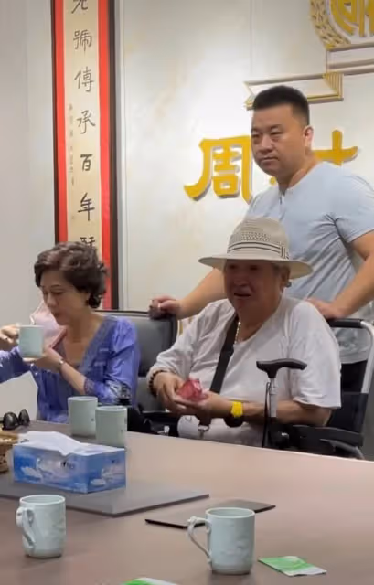 70歲洪金寶近照曝光,抱倆孫子合影白髮蒼蒼,全家福不見高麗虹