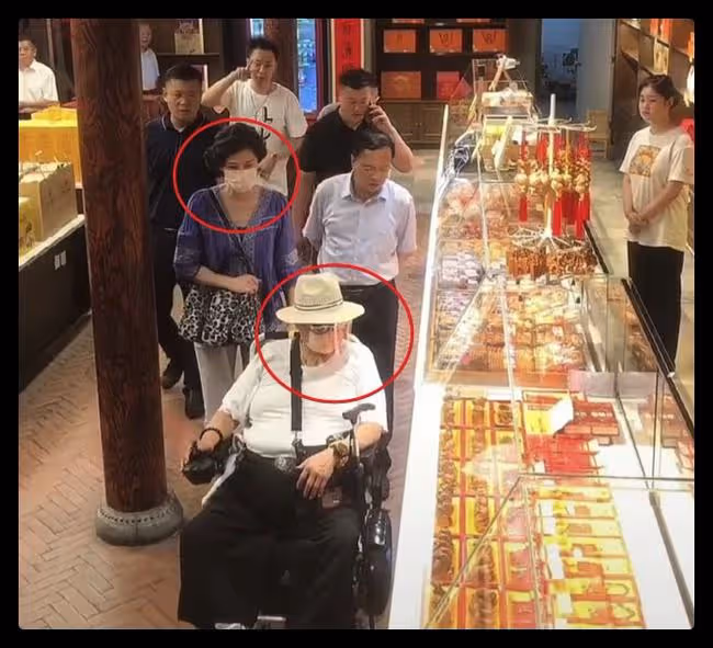 70歲洪金寶近照曝光,抱倆孫子合影白髮蒼蒼,全家福不見高麗虹