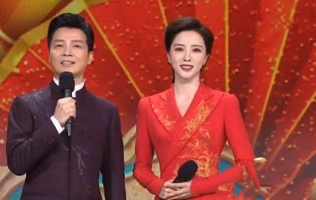 任魯豫春晚緊張卡點,1分鐘內看6次時間,連續5年精準卡點被誇贊