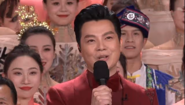任魯豫春晚緊張卡點，1分鐘內看6次時間，連續5年精準卡點被誇贊