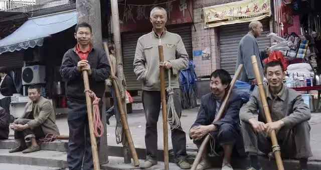 「扛的是家計,牽的是未來!」當年工人父「搬重物帶娃照」一夕爆紅 「10年後近況曝」以兒子為傲