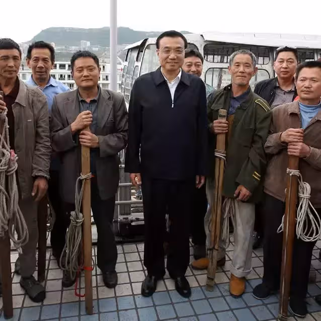 「扛的是家計,牽的是未來!」當年工人父「搬重物帶娃照」一夕爆紅 「10年後近況曝」以兒子為傲