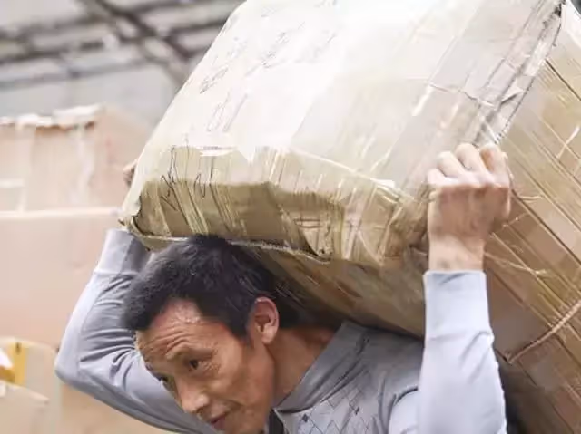 「扛的是家計,牽的是未來!」當年工人父「搬重物帶娃照」一夕爆紅 「10年後近況曝」以兒子為傲