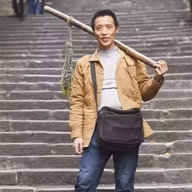 「扛的是家計，牽的是未來！」當年工人父「搬重物帶娃照」一夕爆紅　「10年後近況曝」以兒子為傲